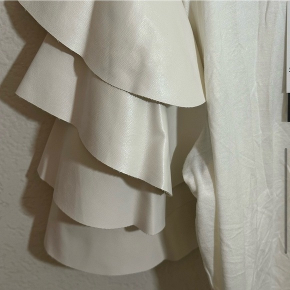 Winter White Leather Tiered
Short Sleeve Blouse Medium - Picture 7 of 10